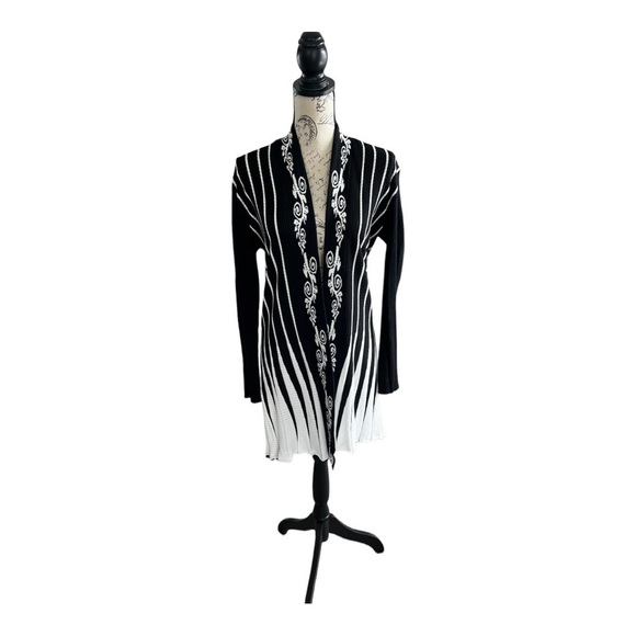 Gorgeous black and white long sweater - Picture 1 of 6